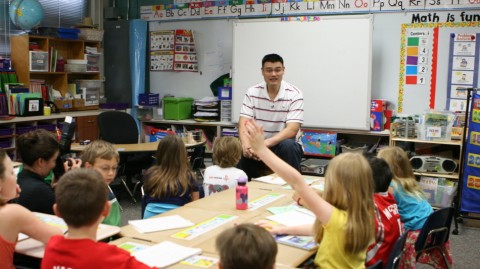 姚明的另一种高度从休斯顿小学教室到公益领路人的温情转身