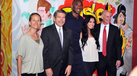 科比基金会2026：瓦妮莎延续曼巴精神，用爱照亮洛杉矶街头