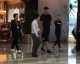 易建联夫妇街头漫步，模特妻子荆灵低调代言自家品牌