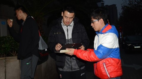 广州龙狮队抵沪，外援亲和力十足与球迷热情互动