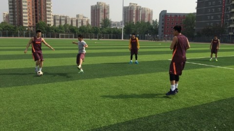 京华男篮春训记：绿茵场上秀脚法，新老搭档情谊深