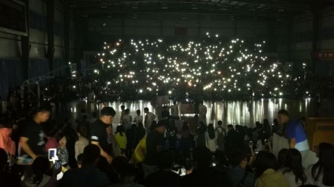 星夜下的全明星赛：山东科大停电瞬间，数千学子用手机点亮球场