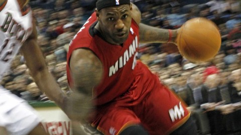 皇帝领衔热火鏖战雄鹿与骑士经典战役回顾